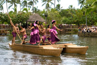 Espectáculo central en uno de los lagos llamado Rainbown of Paradise en el cual desfilan canoas entonando cantos, bailes y artes marciales de cada país, en este caso los habitantes de Samoa, vestidos con lavalava los hombres y puletasi las mujeres en honor a la belleza de las puestas de sol de la polinesia. Polynesian Cultural Center. O’ahu.